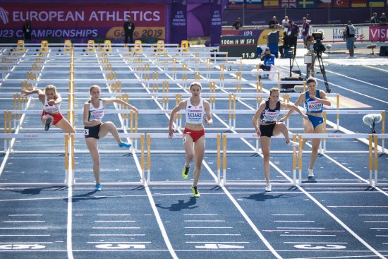 découvrez l'univers du running, un sport accessible à tous qui allie bien-être et performance. apprenez des conseils pour débuter, choisir votre équipement et améliorer votre technique, tout en explorant des parcours adaptés à chaque niveau.