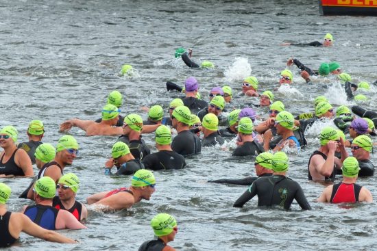 découvrez les nombreux avantages du triathlon : amélioration de la condition physique, développement de l'endurance, renforcement musculaire et bienfaits mentaux. plongez dans ce sport complet qui allie natation, vélo et course à pied pour une santé optimale.
