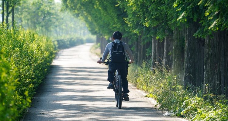 préparez-vous à maîtriser l'art du cyclisme avec nos conseils essentiels. découvrez des astuces pour améliorer votre endurance, votre technique et votre équipement afin de profiter pleinement de chaque sortie à vélo.