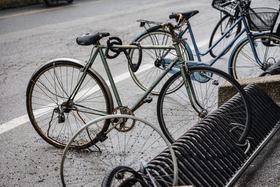 découvrez nos conseils essentiels pour assurer votre sécurité à vélo. apprenez les règles de circulation, les équipements indispensables et les bonnes pratiques pour une expérience cycliste en toute sérénité.