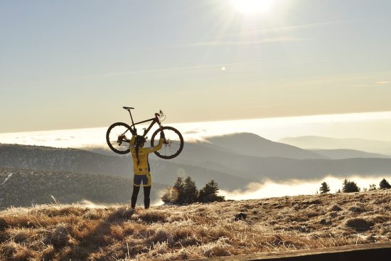 améliorez vos performances en cyclisme grâce à des conseils d'experts, des programmes d'entraînement personnalisés et des analyses de votre technique. découvrez comment optimiser votre endurance, votre vitesse et votre agilité sur le vélo pour atteindre vos objectifs.