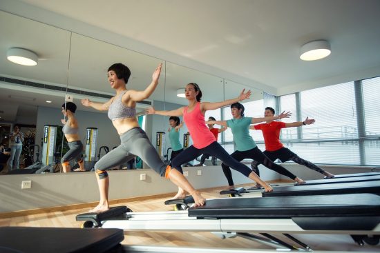 découvrez les bienfaits du pilates, une méthode d'entraînement douce qui renforce muscles et améliore la flexibilité. parfait pour tous les niveaux, le pilates allie respiration, concentration et équilibre pour un corps tonique et harmonieux. rejoignez nos cours et transformez votre bien-être physique.