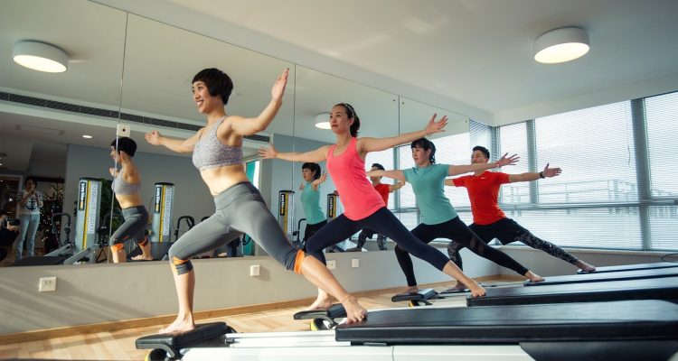 découvrez les bienfaits du pilates, une méthode d'entraînement douce qui renforce muscles et améliore la flexibilité. parfait pour tous les niveaux, le pilates allie respiration, concentration et équilibre pour un corps tonique et harmonieux. rejoignez nos cours et transformez votre bien-être physique.