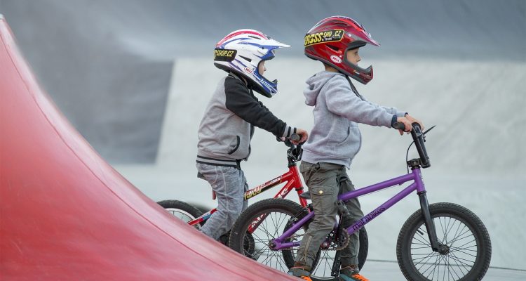 découvrez notre sélection exclusive de bmx, idéale pour tous les niveaux et styles. que vous soyez débutant ou amateur de sensations fortes, trouvez le vélo parfait qui allie performance, qualité et design. parcourez notre gamme et préparez-vous à rider avec style!