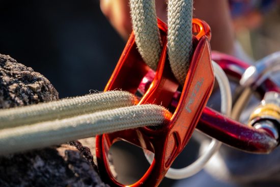 découvrez notre sélection d'équipements de sécurité pour le cyclisme, conçus pour assurer votre protection sur la route. du casque aux lumières, roulez en toute confiance.