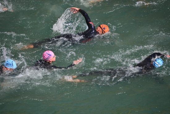 découvrez notre sélection d'accessoires indispensables pour le triathlon, incluant des combinaisons, des lunettes, des ceintures porte-dossard et bien plus encore, pour améliorer votre performance et votre confort lors des compétitions.