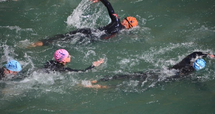 découvrez notre sélection d'accessoires indispensables pour le triathlon, incluant des combinaisons, des lunettes, des ceintures porte-dossard et bien plus encore, pour améliorer votre performance et votre confort lors des compétitions.