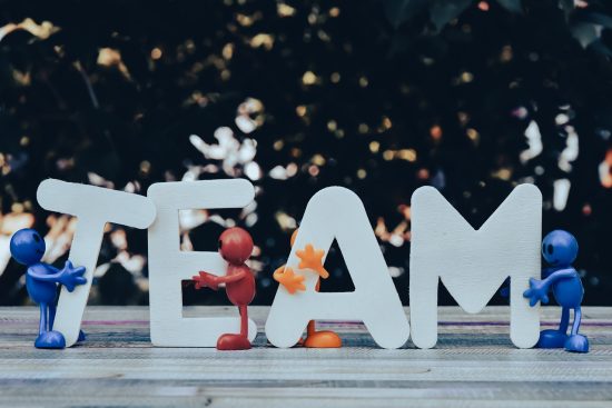 découvrez l'essence du 'team spirit', où la collaboration et l'entraide entre membres d'une équipe se transforment en une force motrice pour atteindre les objectifs communs. favorisez l'esprit d'équipe et révélez le potentiel de chacun.
