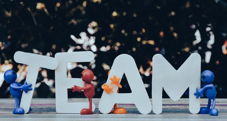 découvrez l'essence du 'team spirit', où la collaboration et l'entraide entre membres d'une équipe se transforment en une force motrice pour atteindre les objectifs communs. favorisez l'esprit d'équipe et révélez le potentiel de chacun.