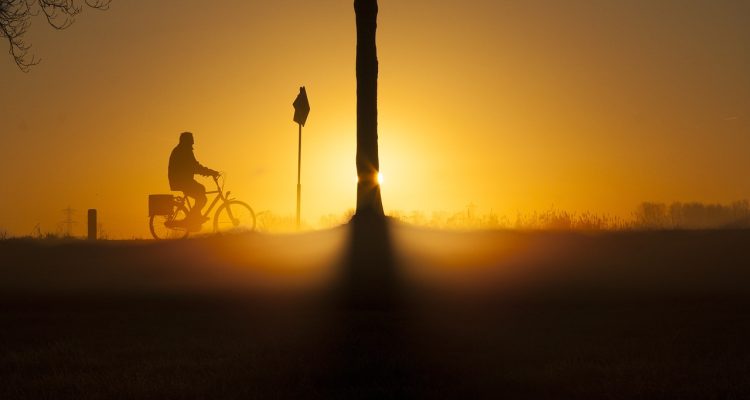 découvrez les nombreux avantages des vélos électriques : une alternative écologique au transport, des économies sur le carburant, une aide à la montée des côtes, et une expérience de conduite agréable et sans effort.