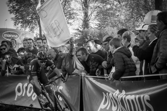 découvrez le monde passionnant du cyclocross, un sport alliant vitesse, technique et endurance à travers des terrains variés. que vous soyez débutant ou expert, plongez dans cette discipline dynamique et engageante qui pousse les cyclistes à se surpasser dans des courses palpitantes.