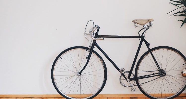 découvrez nos conseils pratiques pour l'entretien de votre vélo. apprenez à réaliser des réparations simples, à entretenir les composants essentiels et à garantir une performance optimale pour vos trajets en toute sécurité.