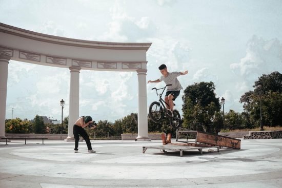 découvrez les meilleures techniques et astuces pour réaliser des tricks de bmx impressionnants. que vous soyez débutant ou expert, explorez notre guide complet et améliorez vos performances sur votre vélo!