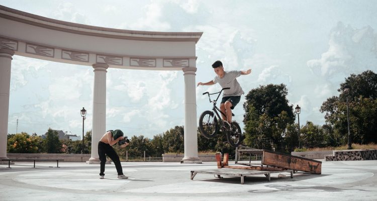 découvrez les meilleures techniques et astuces pour réaliser des tricks de bmx impressionnants. que vous soyez débutant ou expert, explorez notre guide complet et améliorez vos performances sur votre vélo!