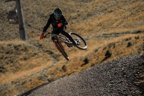 découvrez notre gamme de vélos de downhill, conçus pour défier les pentes les plus raides et offrir une expérience de conduite inégalée. performances, confort et sécurité sont au rendez-vous pour tous les passionnés de sensations fortes.