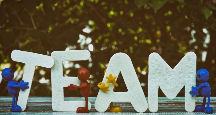 découvrez l'importance de la cohésion d'équipe pour le succès de votre entreprise. apprenez des stratégies efficaces pour renforcer les liens entre collègues, améliorer la communication et favoriser un environnement de travail collaboratif.