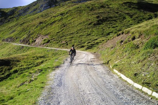 découvrez l'excitation du downhill biking, une aventure palpitante à travers des sentiers escarpés et des descentes vertigineuses. explorez les meilleures destinations, apprenez des techniques essentielles et équipez-vous pour vivre des sensations fortes en pleine nature.