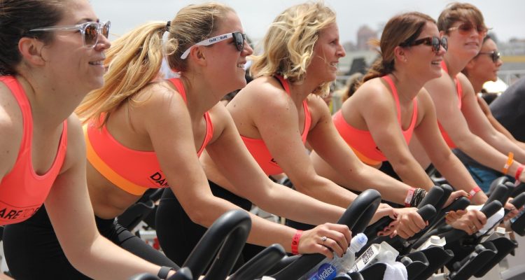 découvrez des entraînements de cyclisme variés et adaptés à tous les niveaux. améliorez votre endurance, votre force et votre technique avec nos programmes d'exercices détaillés. que vous soyez débutant ou cycliste expérimenté, trouvez l'inspiration pour atteindre vos objectifs de performance sur deux roues.