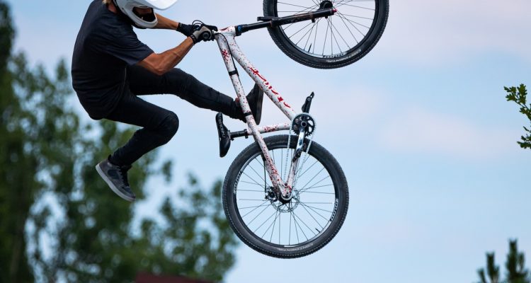 découvrez nos conseils et astuces pour assurer la maintenance de votre vélo, prolonger sa durée de vie et optimiser votre expérience de conduite. apprenez à entretenir facilement votre bicyclette avec des gestes simples et efficaces.