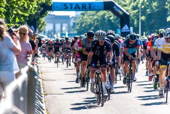 découvrez l'univers fascinant des courses cyclistes, des compétitions palpitantes qui attirent des coureurs du monde entier. des parcours exigeants, des stratégies audacieuses et un esprit de camaraderie font de ces événements un spectacle à ne pas manquer pour les passionnés de cyclisme.
