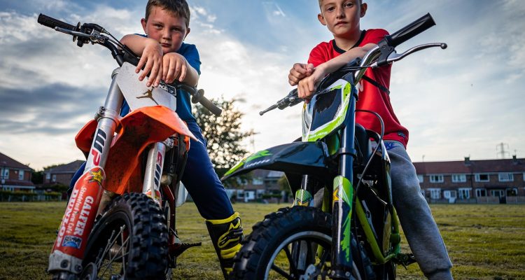 découvrez notre gamme de vélos de montagne électriques, alliant performance et confort. explorez des sentiers escarpés avec une assistance électrique qui vous permettra de gravir les côtes avec facilité. parfait pour les aventuriers à la recherche de sensations fortes tout en préservant l'environnement.