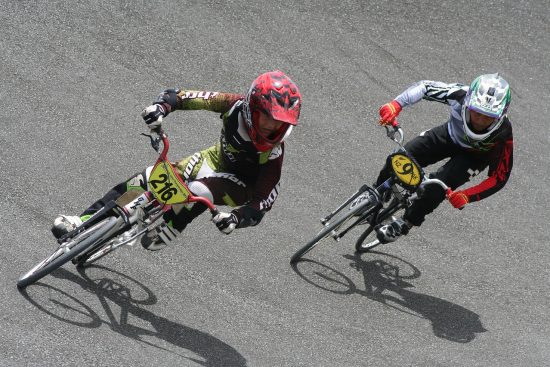 découvrez l'univers du bmx, un sport extrême alliant adrénaline et créativité. apprenez des astuces, des techniques de pilotage et explorez les dernières tendances et équipements pour perfectionner vos performances sur deux roues.