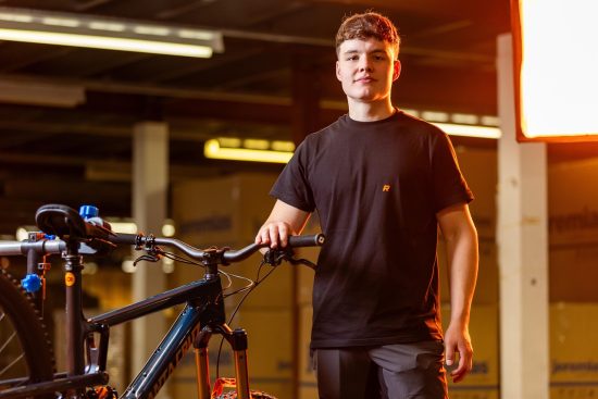 découvrez nos conseils et astuces pour améliorer la sécurité des cyclistes sur la route. protégez-vous et roulez en toute confiance grâce à des informations essentielles sur l'équipement, la visibilité et les règles de circulation.