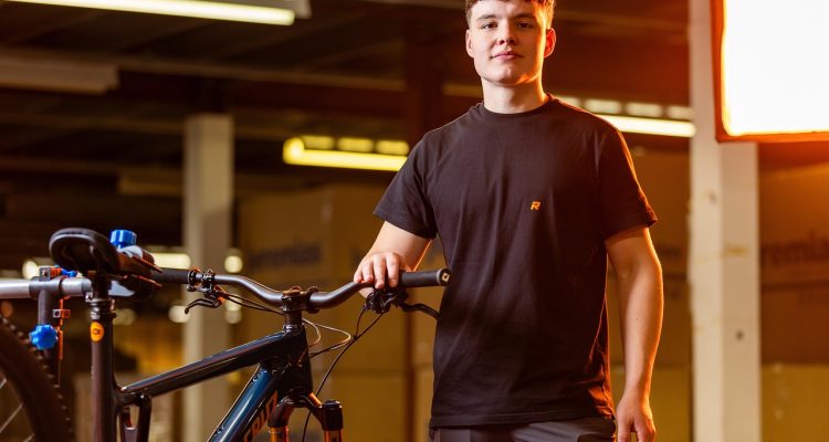 découvrez nos conseils et astuces pour améliorer la sécurité des cyclistes sur la route. protégez-vous et roulez en toute confiance grâce à des informations essentielles sur l'équipement, la visibilité et les règles de circulation.