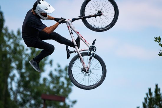 découvrez notre sélection de vélos de montagne électriques pour des aventures inégalées en pleine nature. performants, fiables et éco-responsables, ces e-mtb vous permettent d'explorer les terrains les plus difficiles avec facilité et confort. prenez de l'avance sur vos explorations!