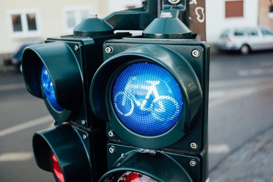 découvrez notre sélection d'accessoires de sécurité pour vélos, conçus pour garantir votre protection sur la route. éclairez vos trajets nocturnes avec des lumières brillantes, restez visible avec des gilets réfléchissants, et protégez-vous avec des casques conformes aux normes de sécurité. assurez votre sécurité tout en profitant de vos balades à vélo.